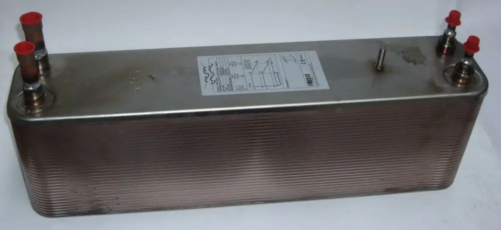 Wärmetauscher aus Metall mit mehreren Anschlussanschlüssen, gekennzeichnet mit technischen Informationen. Geeignet für Daikin Systeme.